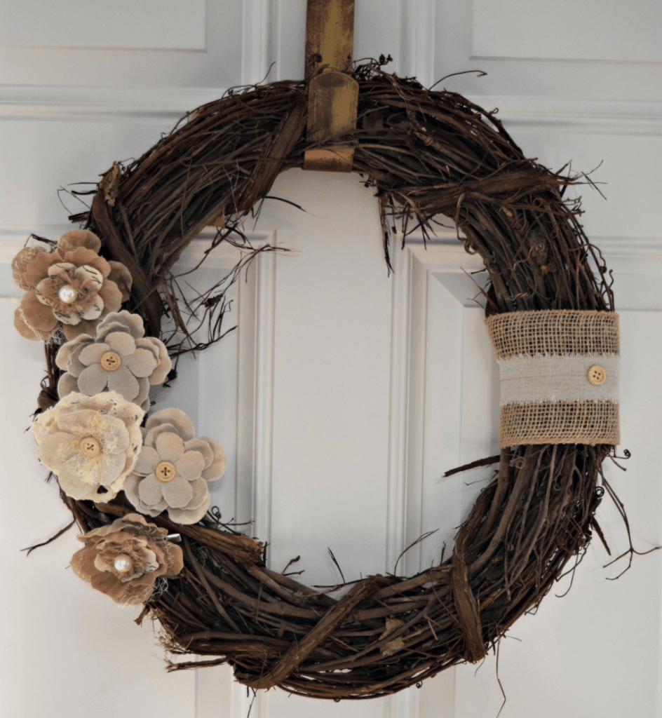 1-Hour Fall Craft Ideas: Make this quick and easy rustic front door wreath to match your neutral fall home decor