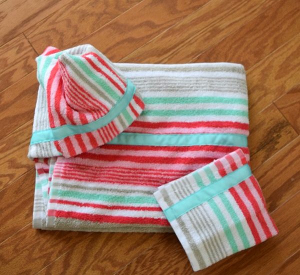 An easy step by step tutorial for how to make a hooded towel for little kids! Super easy. Click to see the steps