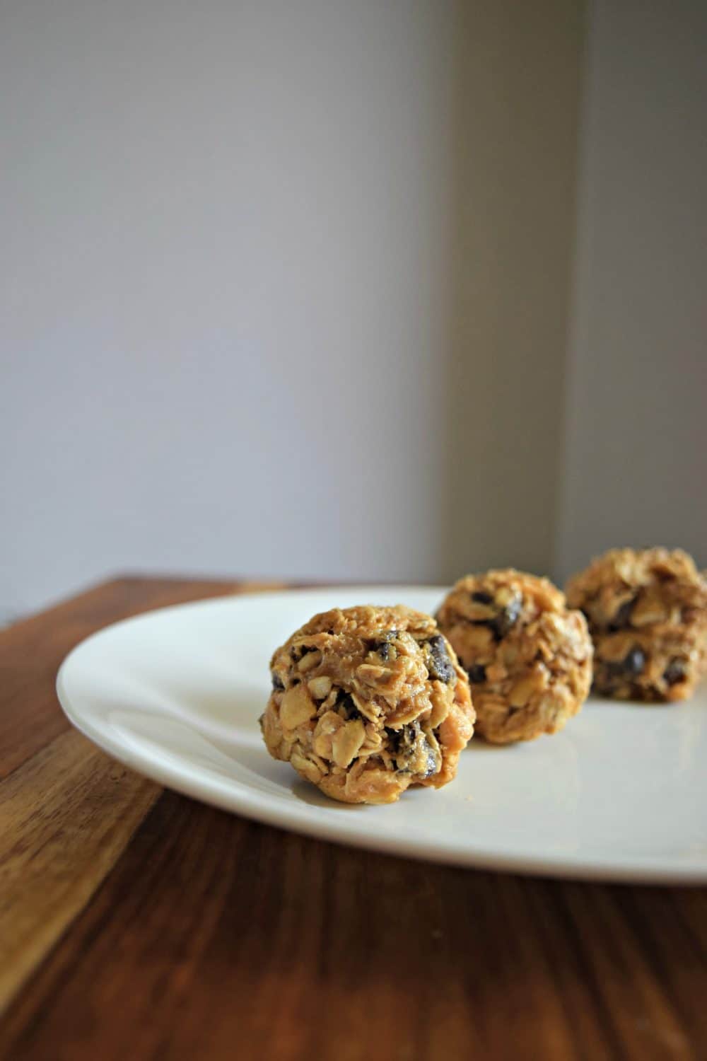 Easy No Bake Chocolate & Peanut Butter Bites