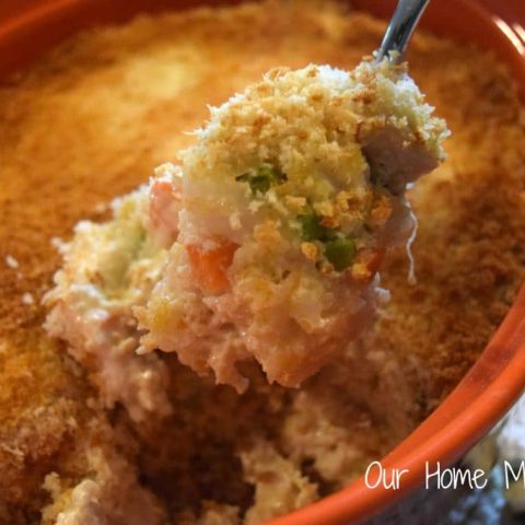 An easy casserole dish that uses chicken, quinoa, and veggies! Super yummy and family approved. Click to see the recipe!
