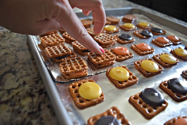 Quick & Easy Pretzel snacks for those who love salty and sweet! Click to see the recipe!