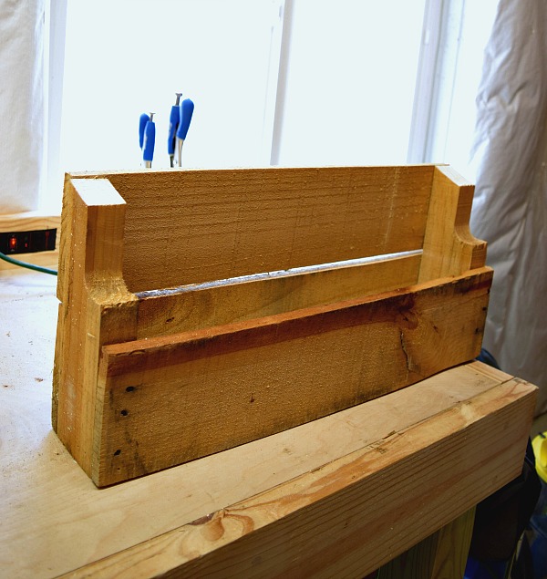 på bare et par enkle trin kan du skære en stor palle i lagerstil i et DIY palle vinstativ!