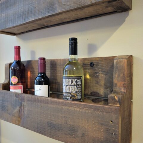 Pallet project for real people! This wine rack can be made super quickly and ready for hanging before dinner. Click to see the step by step tutorial and finally use up all of the pallets hanging out in your basement!