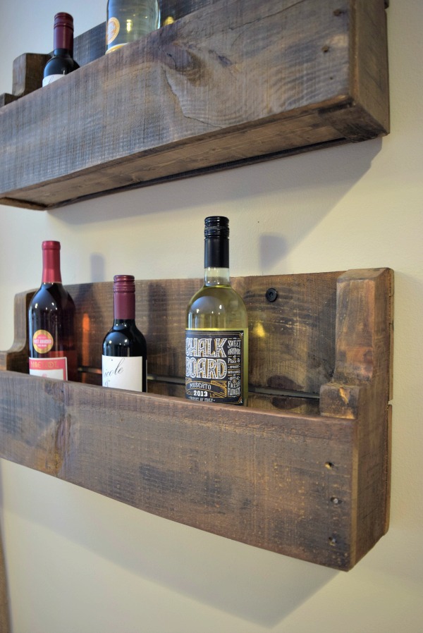 Progetto pallet per persone reali! Questo rack di vino può essere fatto super rapidamente e pronto per appendere prima di cena. Clicca per vedere il tutorial passo passo e, infine, utilizzare tutti i pallet appendere fuori nella vostra cantina!