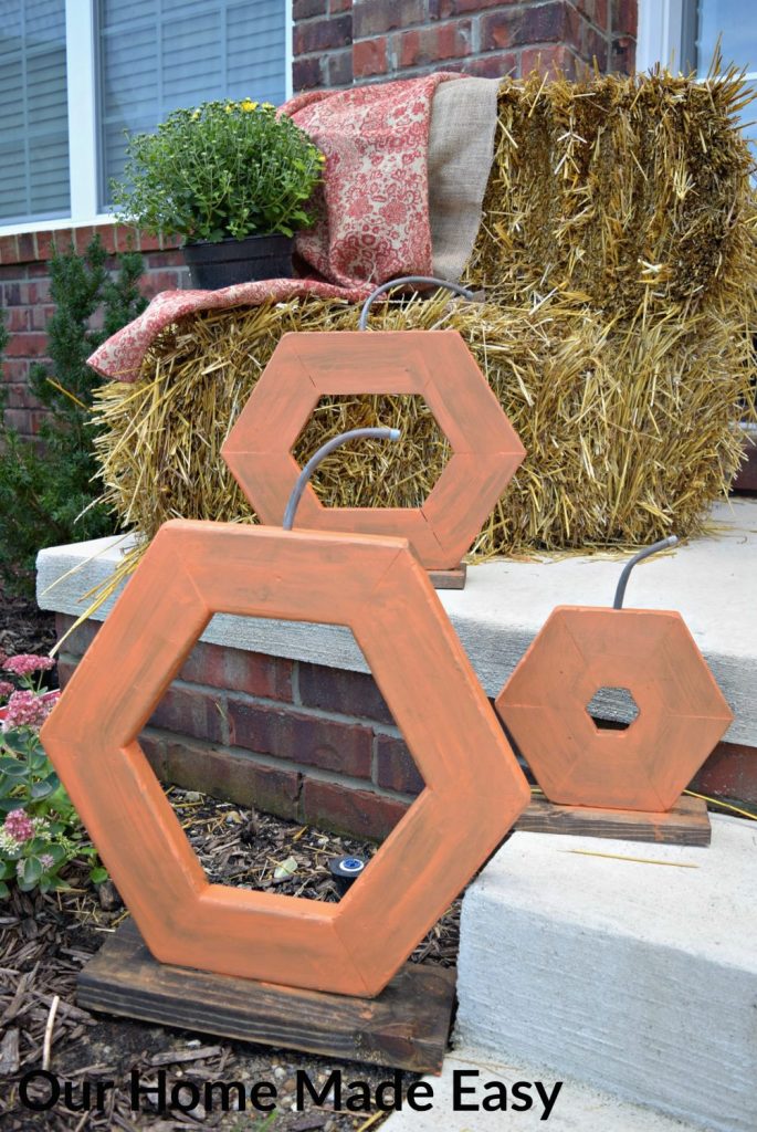 these hexagon wooden pumpkins are perfect front porch decor for Fall