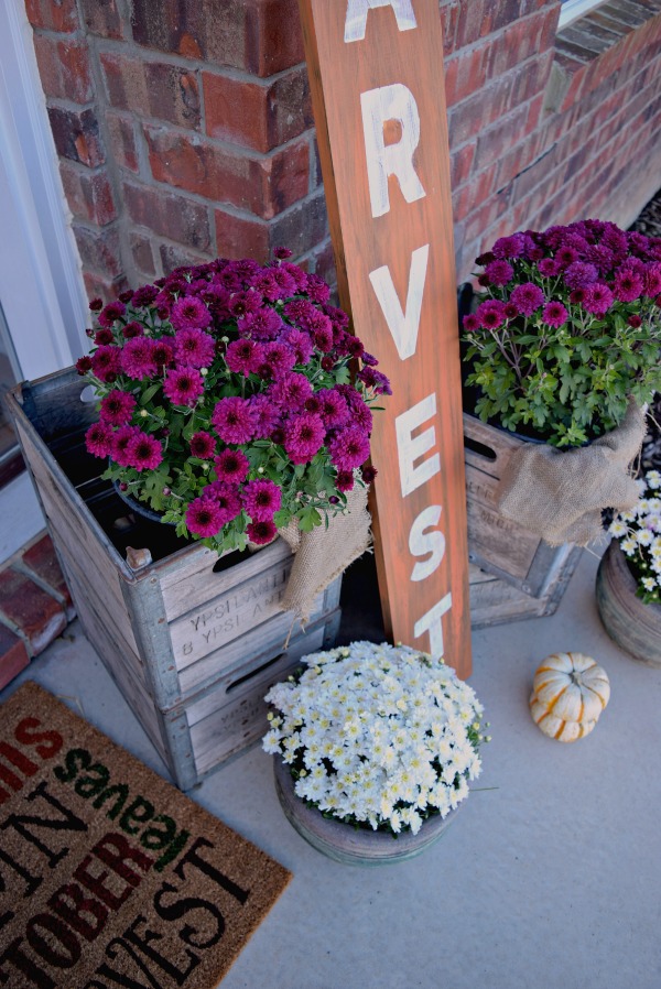 This easy wood harvest sign looks great on a fall themed front porch