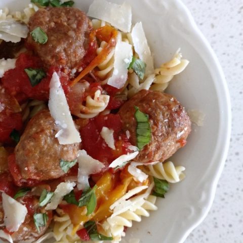 An easy slow cooker italian meatballs and peppers dish! Perfect for a cool week night dinner. Carando Meatballs and Taste of Italy #sponsored