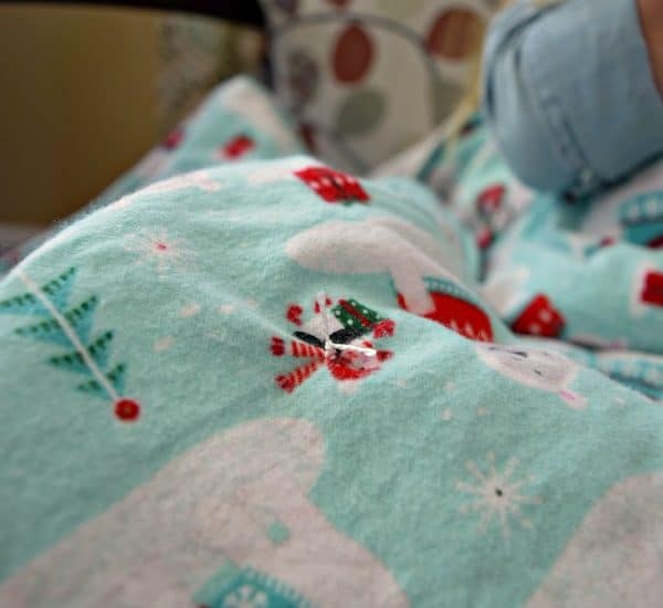 Here is an easy step by step how to for making a soft and warm flannel blanket! They are budget friendly and match perfectly with your decor! Pictures incl.