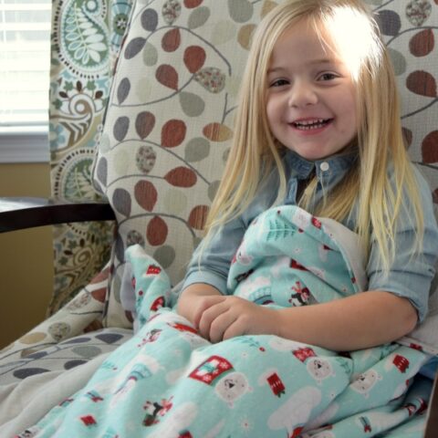 Make this easy warm flannel blanket for kids! It's so soft and you can personalize it easily! Click to see the steps!