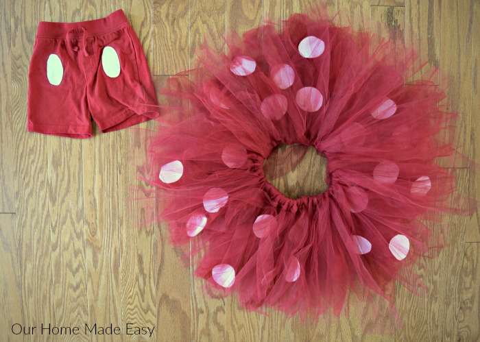 Make Minnie & Mickey Mouse costumes easily and budget friendly! Check out how to make them here!