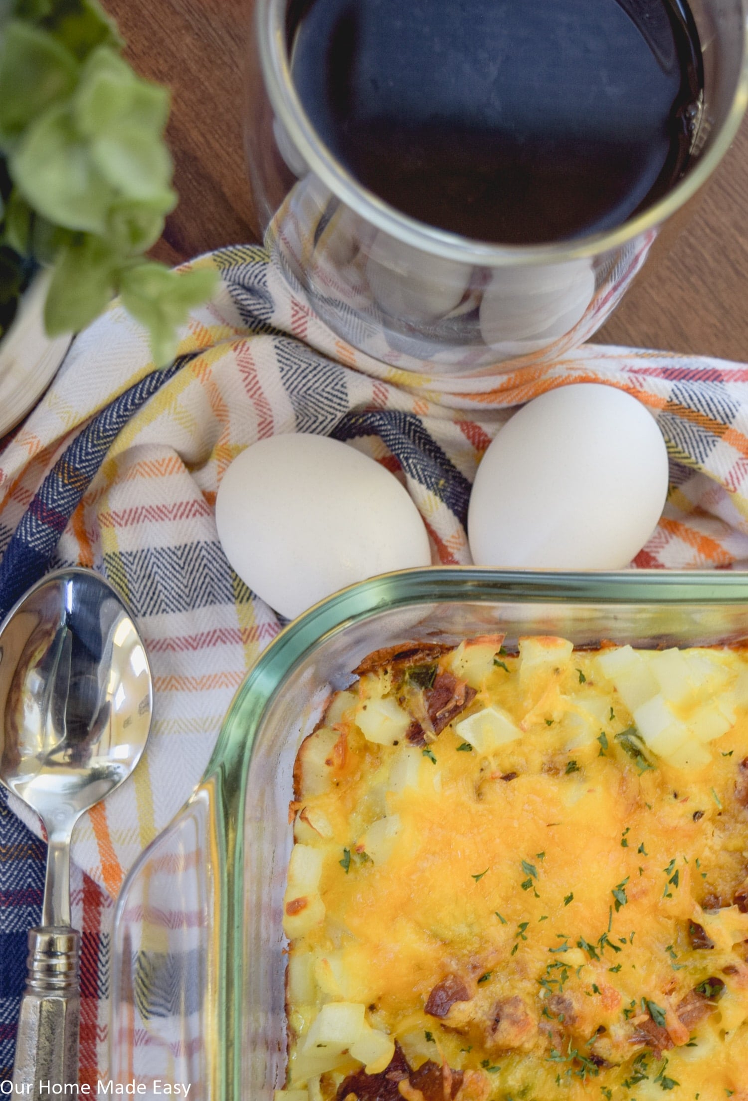 make this simple and delicious cheesy breakfast casserole for a weekend brunch