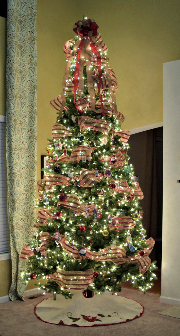 How to decorate a Christmas tree with deco mesh ribbon!