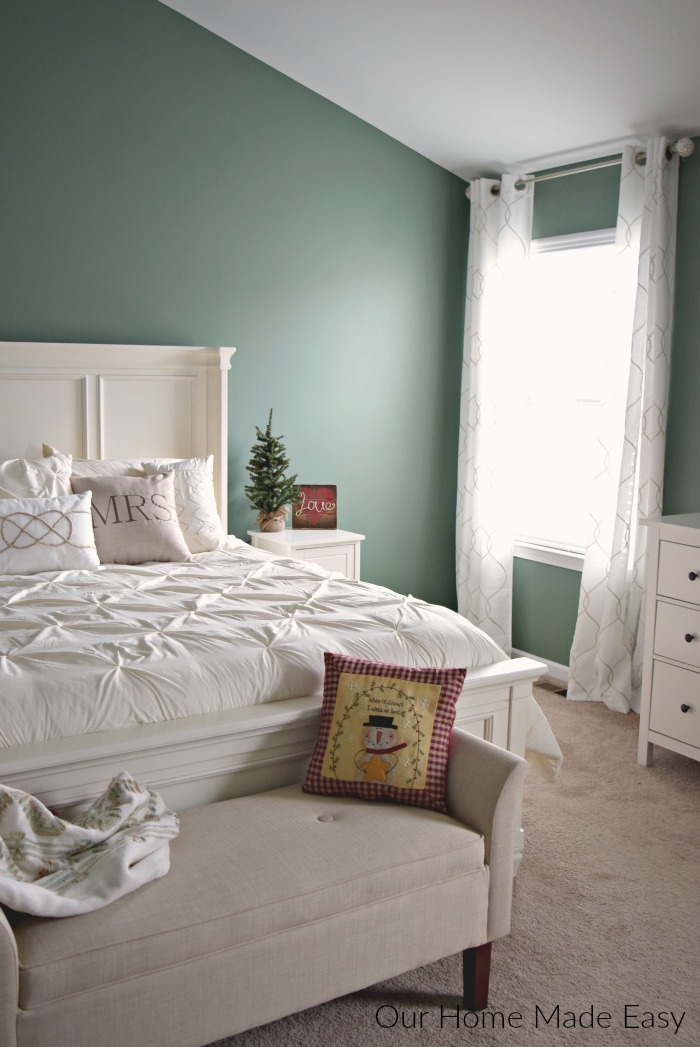 A simple green Christmas Bedroom decor from a busy mama. Click to see the room!