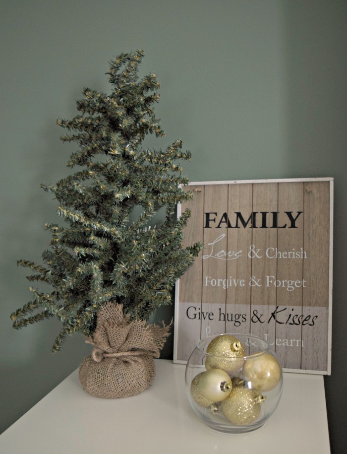 Prepare your home for simple Christmas decorations to make holiday decorating easy