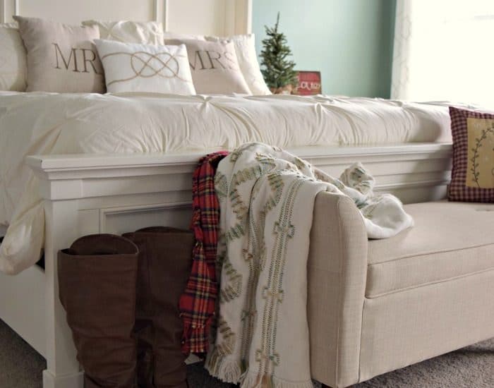 A simple green Christmas Bedroom decor from a busy mama. Click to see the room!