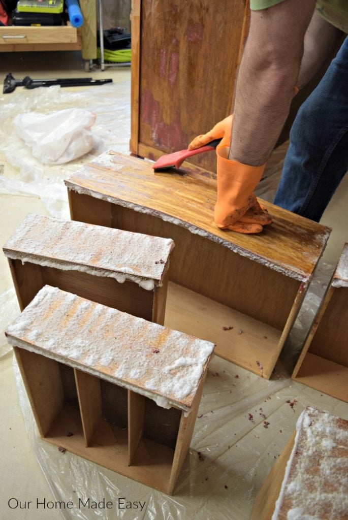 How to remove paint and varnish from wood furniture! Click to see how to do it easy the first time