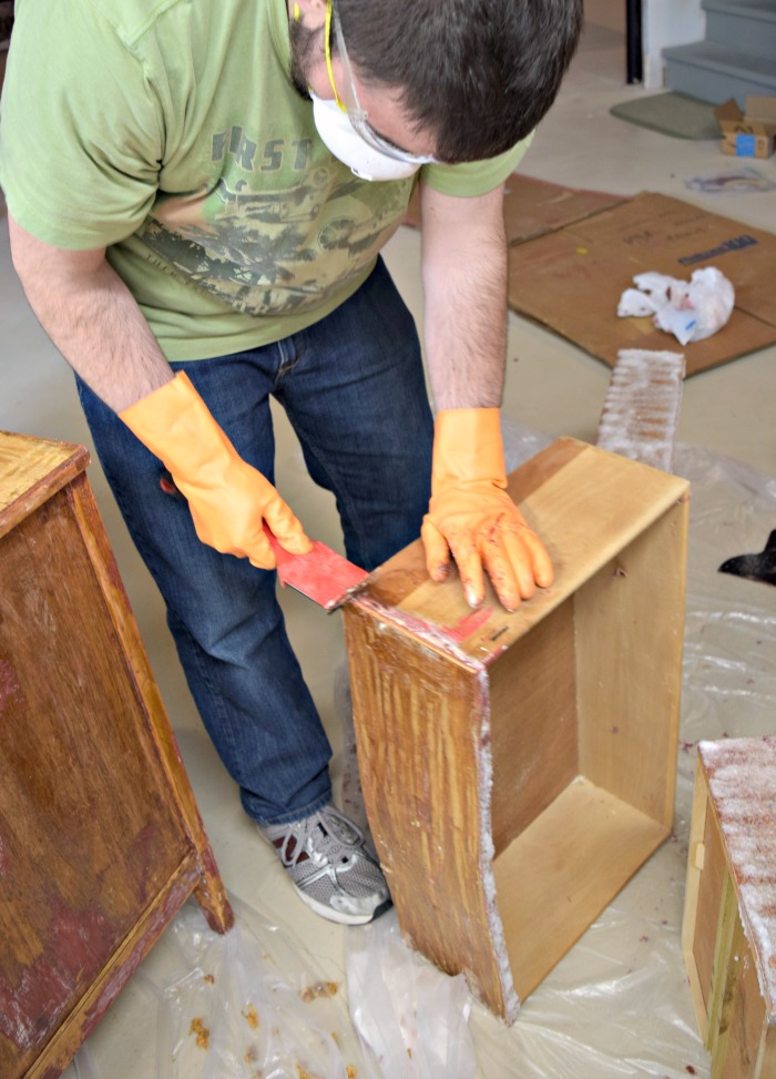 How to remove paint and varnish from wood furniture! Click to see how to do it easy the first time