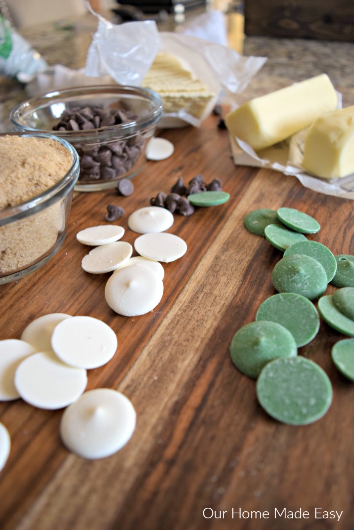 An easy treat perfect for St. Patrick's Day. Click to see the Leprechaun bark recipe!