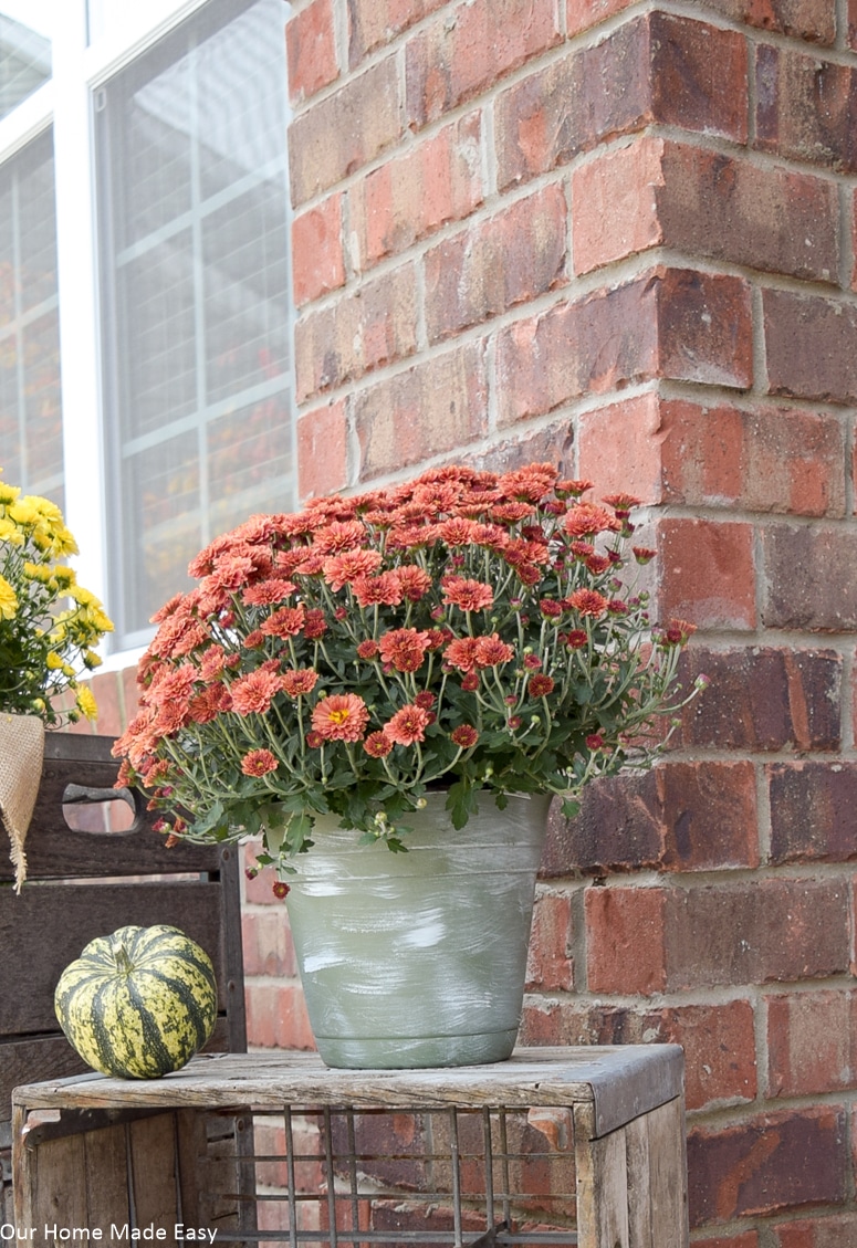 These farmhouse planters look perfect with some colorful flowers adding to your farmhouse front porch decor