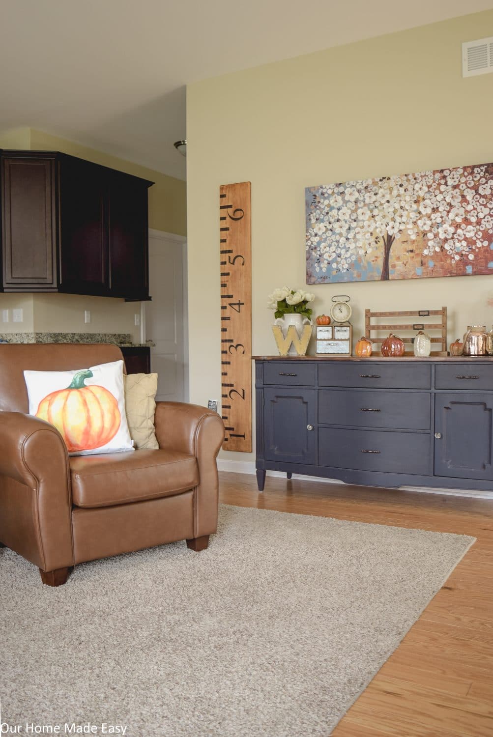 Fall Family Room | OurHomeMadeEasy.com | Click to see the simple and fun way to add fall decor to the house!