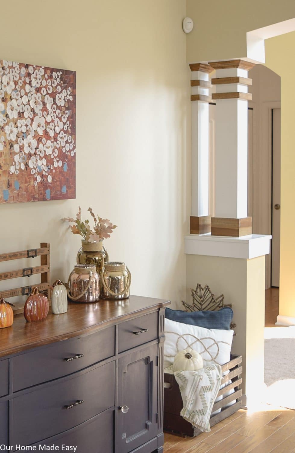 Fall Family Room | OurHomeMadeEasy.com | Click to see the simple and fun way to add fall decor to the house!