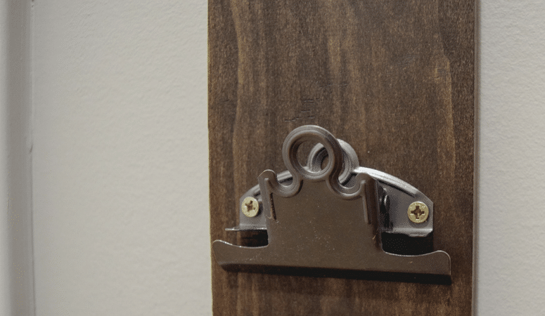 Make these artwork hangers to hold your little ones crafts-- change them out as new projects come in. This DIY is super cheap. Click to see how to make it!