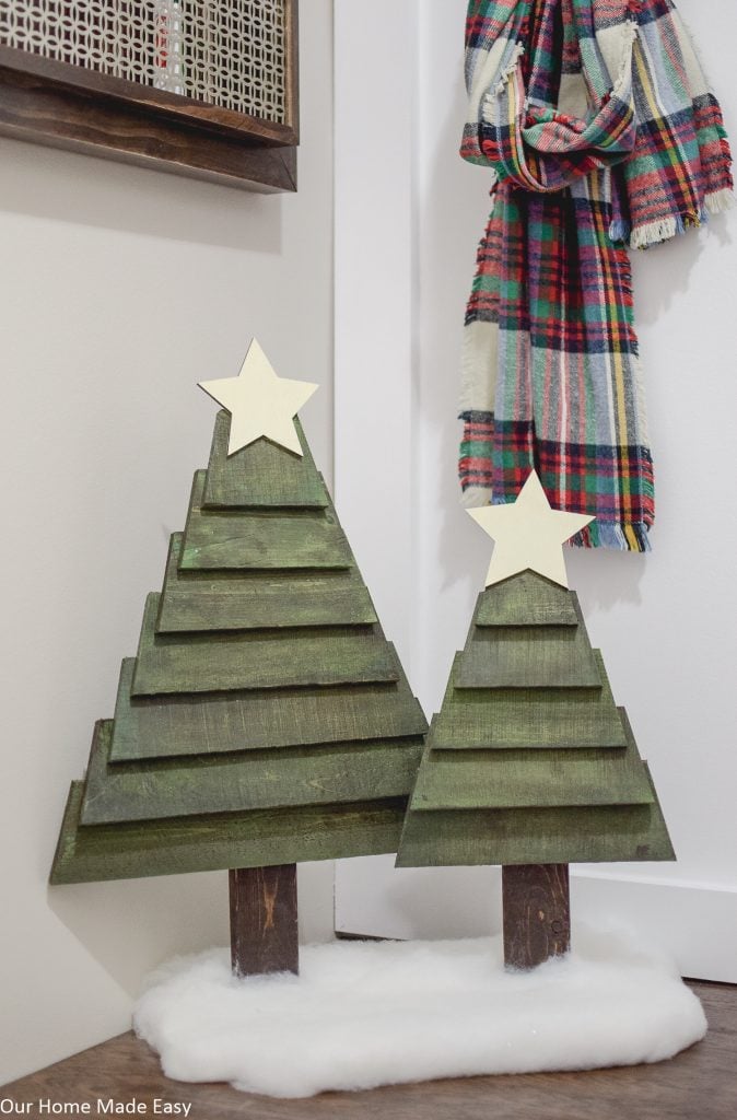 These pallet Christmas trees are perfect homemade Christmas decor that's easy to make!