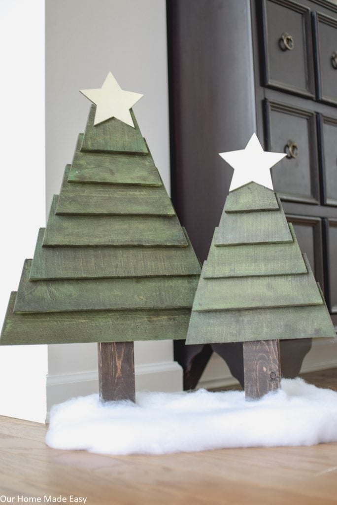 These pallet Christmas trees are perfect homemade Chistmas decor that's easy to make!