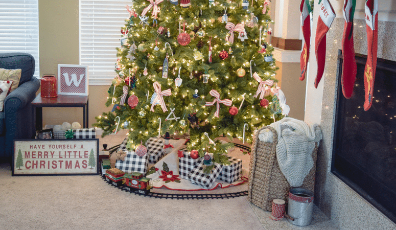 A Simple Rustic Christmas Tree  [Blog Hop]