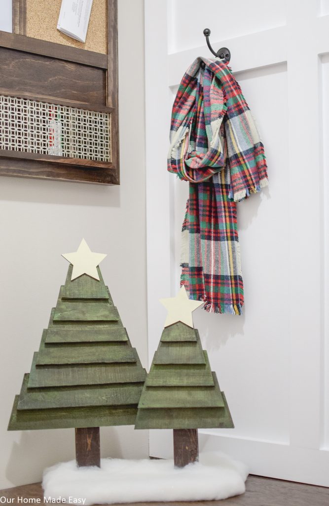 Make your own Christmas decor with these easy pallet Christmas trees!