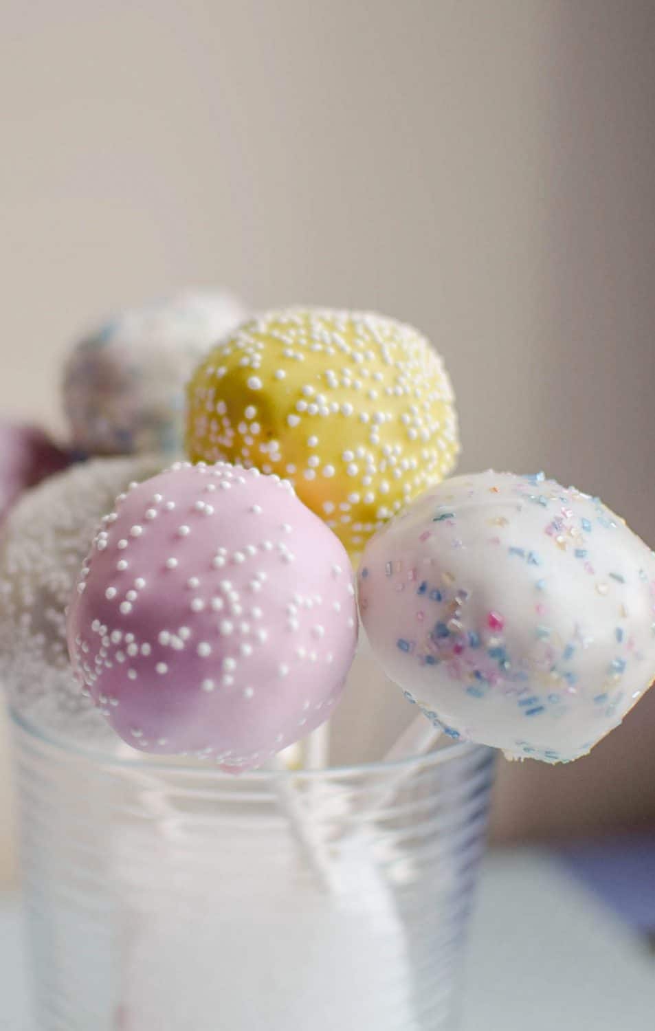 These Easter cake pops are the perfect treat for Eater. Coated in sweet white chocolate and sprinkles