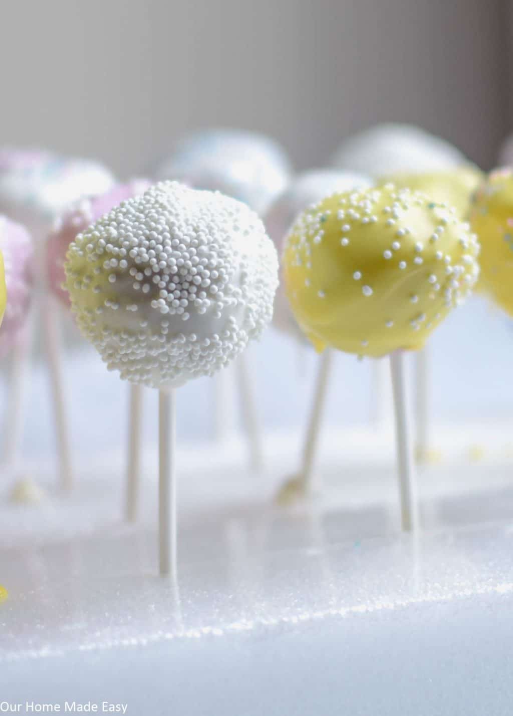 Make these easy Easter cake pops at home! Your kids will love these poppable treats.