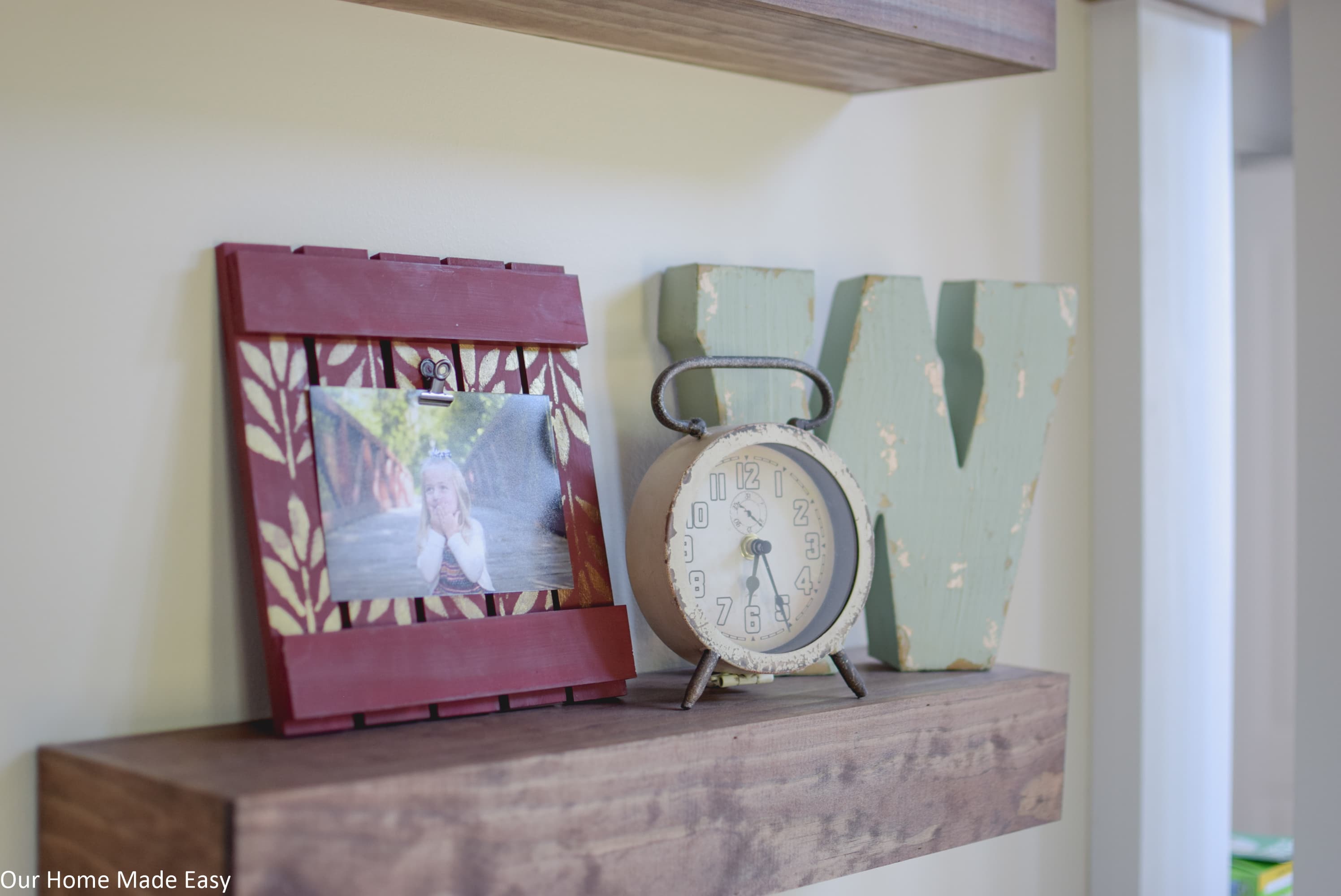 add this DIY wood picture frame to your home decor with this simple tutorial