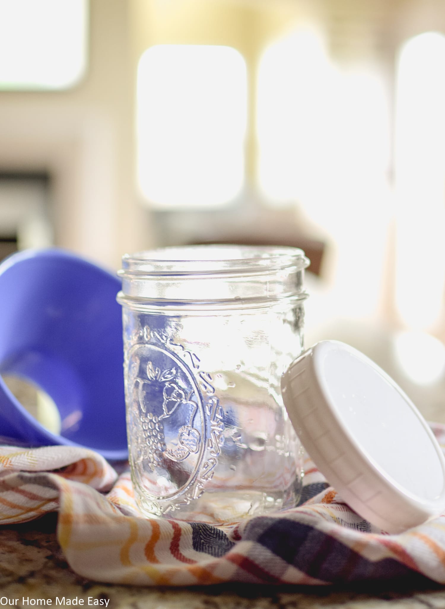 Use mason jars to keep the apple butter fresh