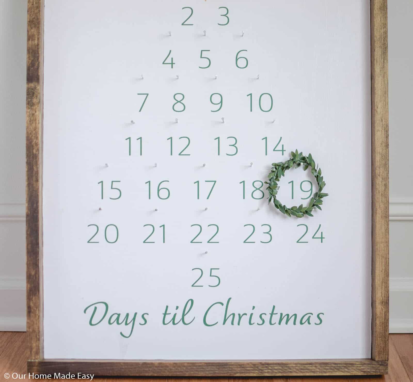 a simple wreath is used as the ornament to circle the day throughout the calendar