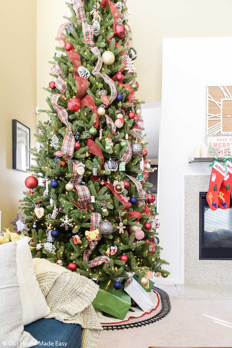 Here's an easy way keep your Christmas tree decorations under budget: decorate your tree using ribbon!