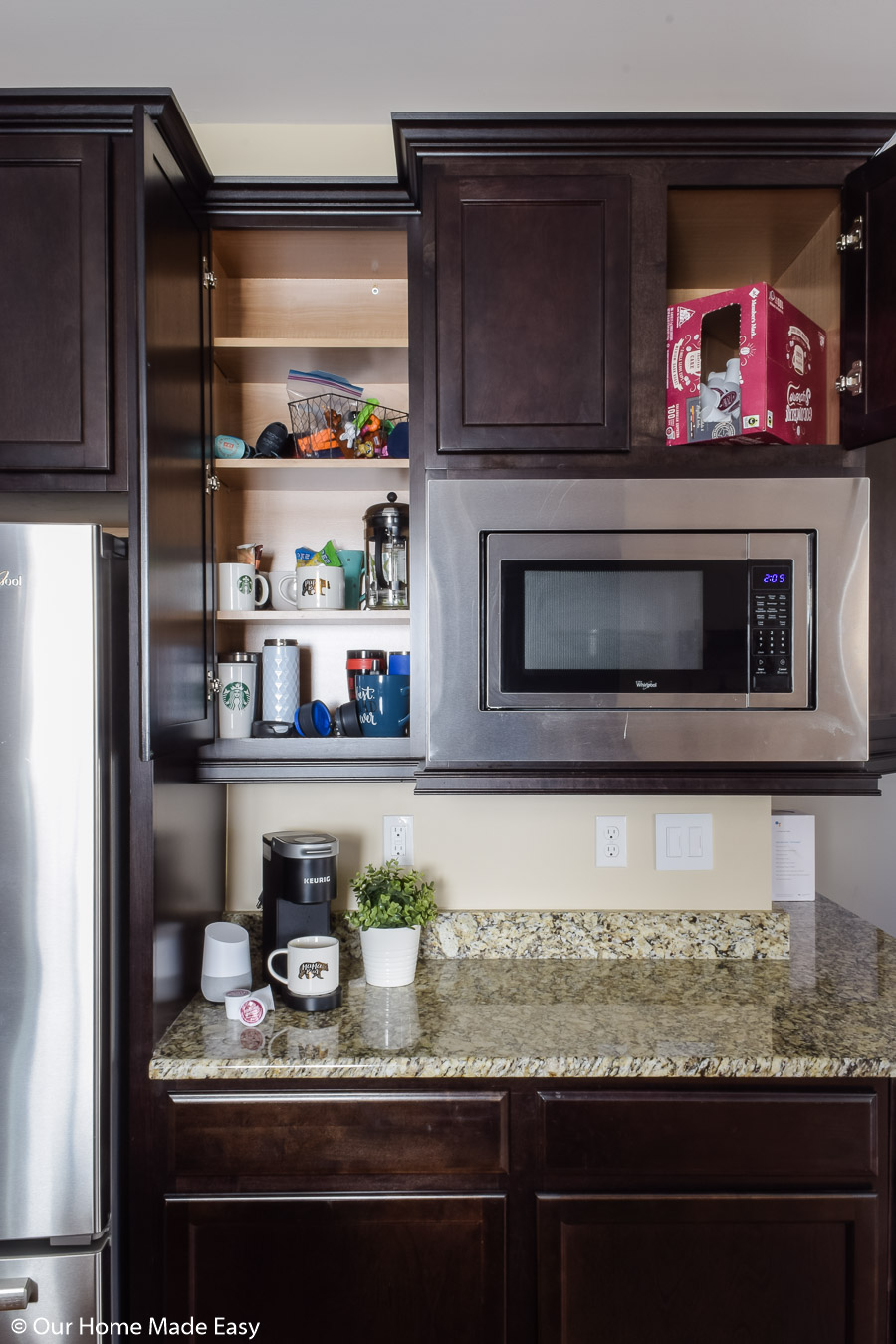 these easy kitchen cabinet and counter top organizing tips will help declutter your kitchen